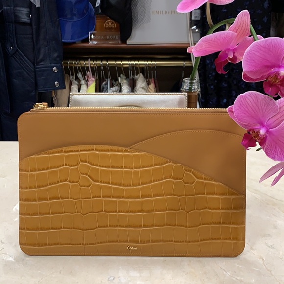 CHLOE IPAD POUCH IN CROC 🐊 EMBOSSED AND SMOOTH LEATHER AUTUMNAL BROWN - Picture 11 of 13